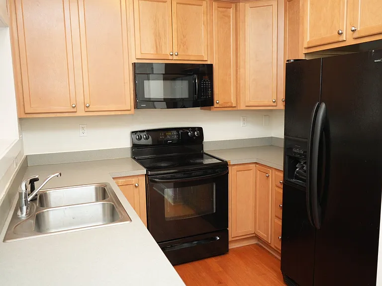306 Marquette Ct — Photo 9