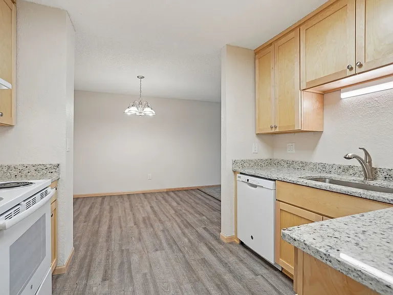 Larpenteur Estates Apartments — Photo 32