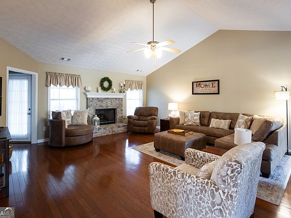 5th image of 164 Laurel Ln