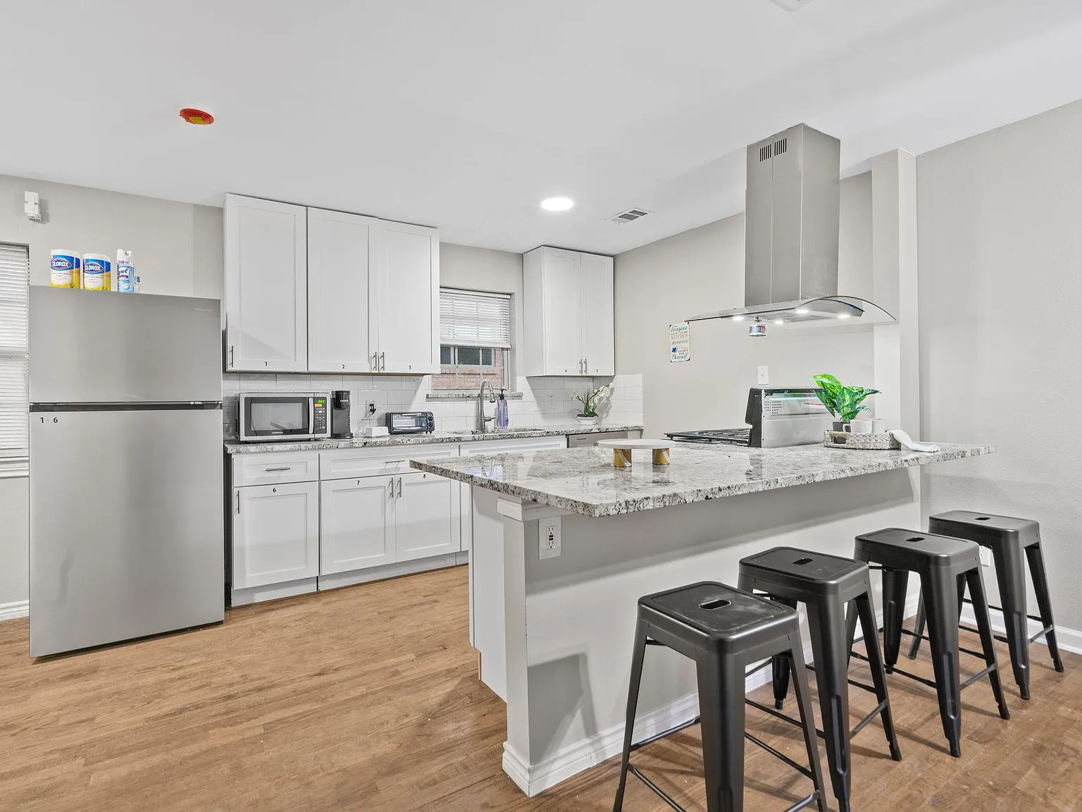 4 bed, 5.0 bath, 3241 sqft, $810 — Photo 3
