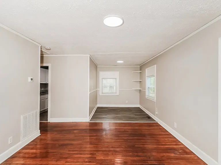 1071921_019_living_room_13152993.jpg