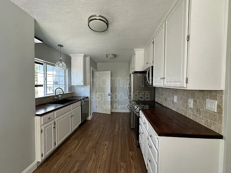 33 E Sylvia Dr — Photo 2