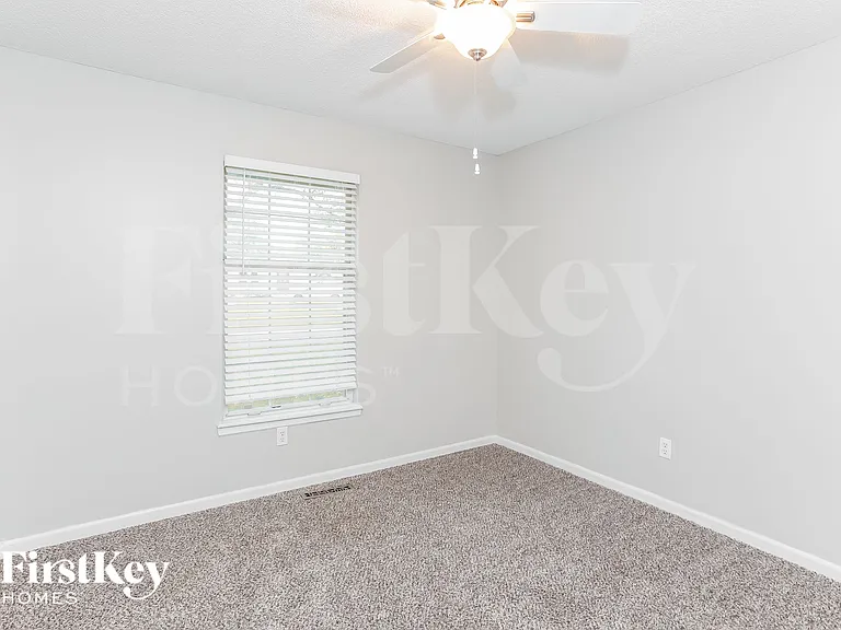 308 Oak St W — Photo 16