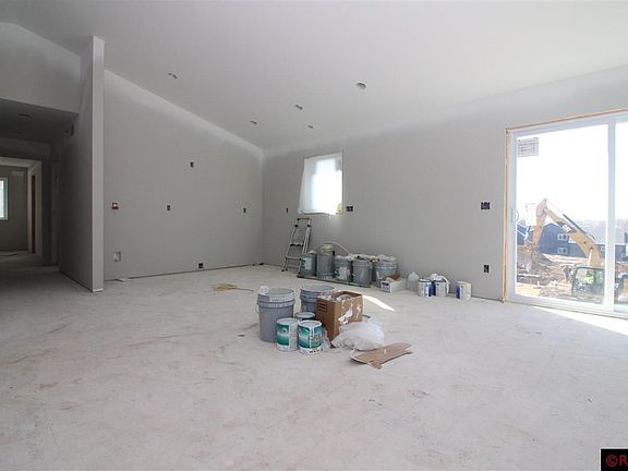 4th image of 221 Oak Dr