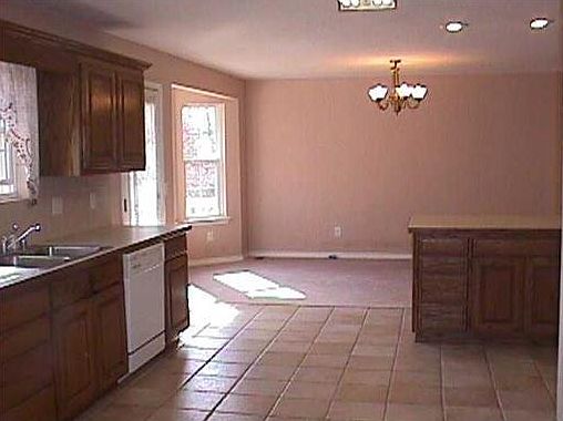 5th image of 35 Westbury Dr