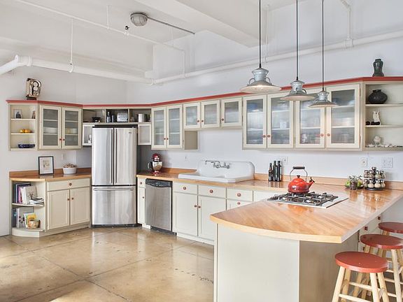 3rd image of 315 W 36th St APT 14D