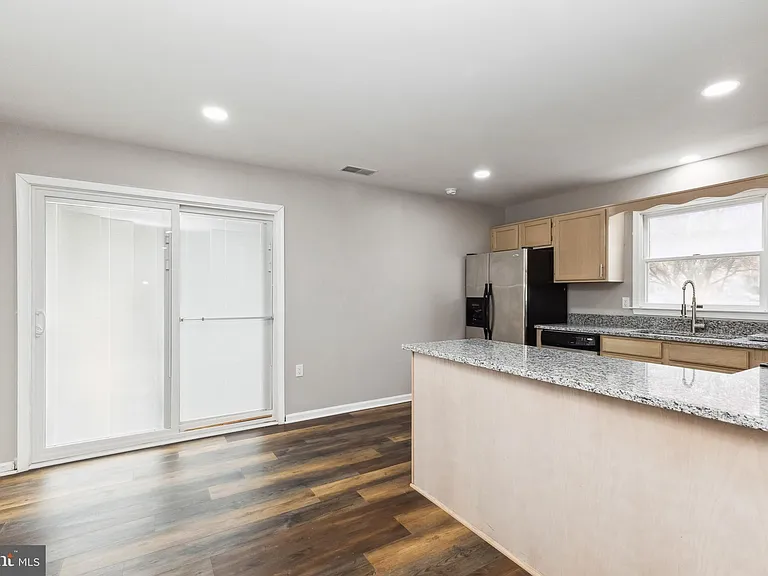 100 Heathrow Ln — Photo 9