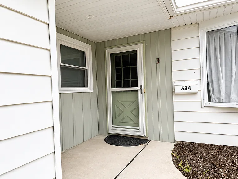 534 E New St — Photo 2
