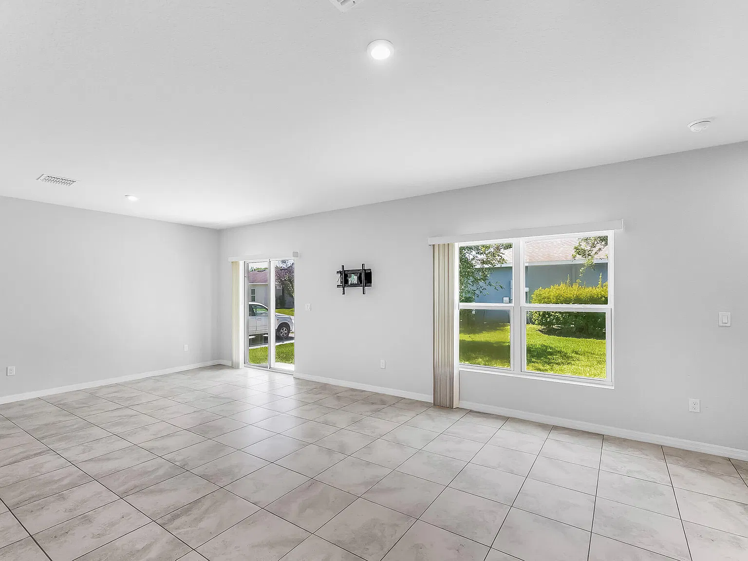 3 bed, 2.0 bath, 2046 sqft, $2,300 — Photo 4