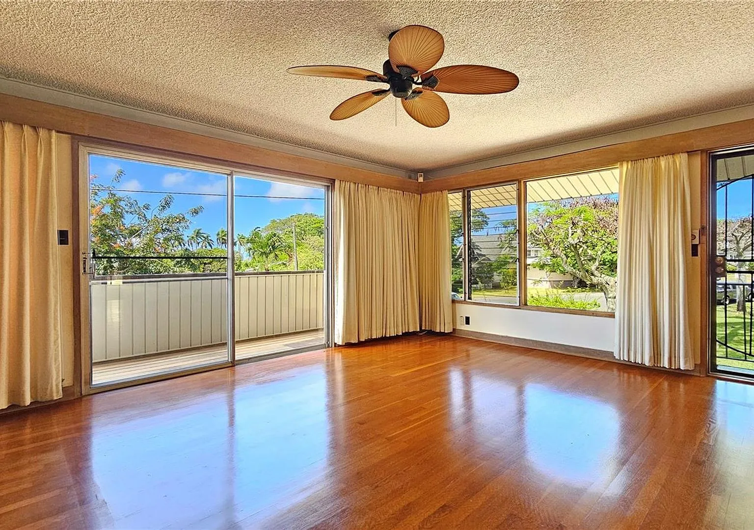 Spacious & Serene 3 Bedroom, 2.5 Bath Upstairs Retreat in Manoa — Photo 4