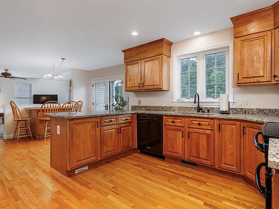 5th image of 562 Mendon Rd