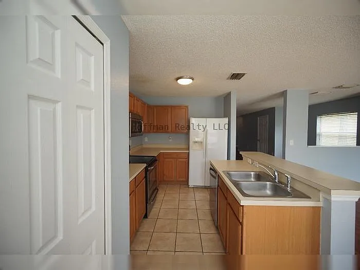 3 bed, 2.5 bath, 1868 sqft, $2,150 — Photo 4