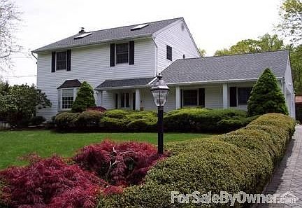 19 Cutler Drive, Morris Plains, NJ 07950 : Beautiful landscaping surrounds this lovely home on a qui