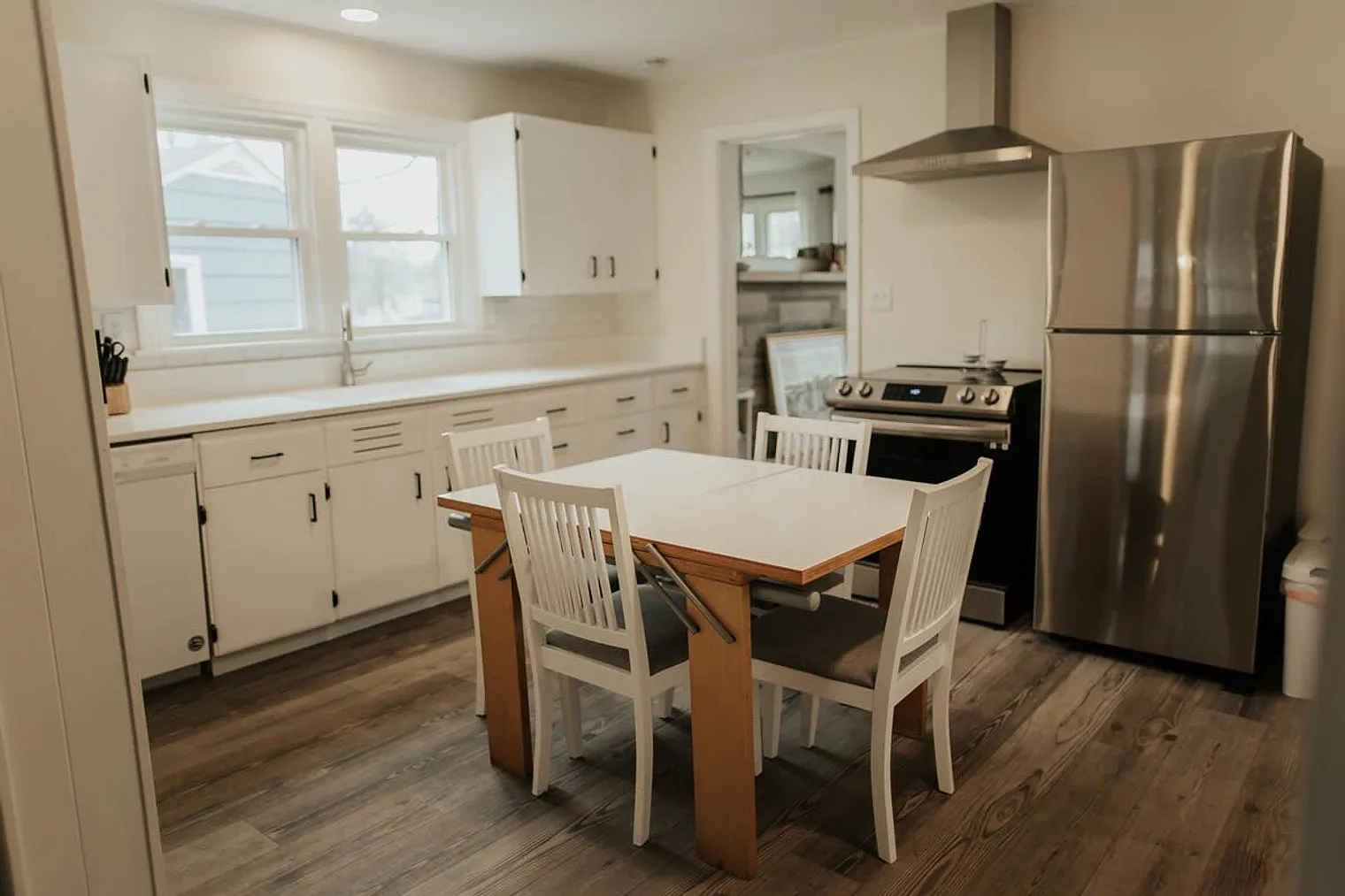 3 bed, 1.0 bath, $3,122 — Photo 2