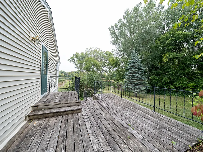 1140 Evergreen Ln N — Photo 32