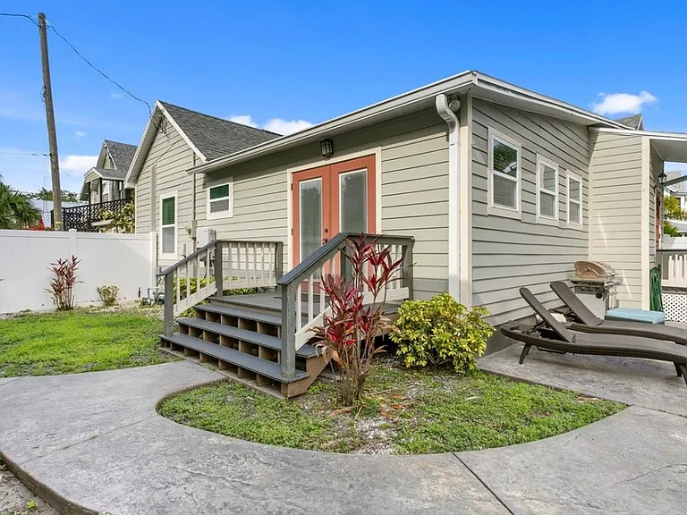 802 Dartmoor St N — Photo 11