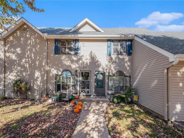 233 Stonebridge Ln, Smithville, MO 64089