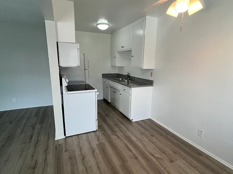 2611 E. Broadway — Photo 34