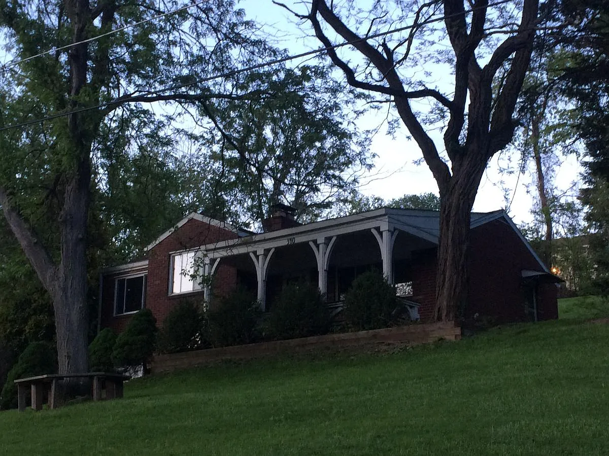 340 Park Dr photo 1