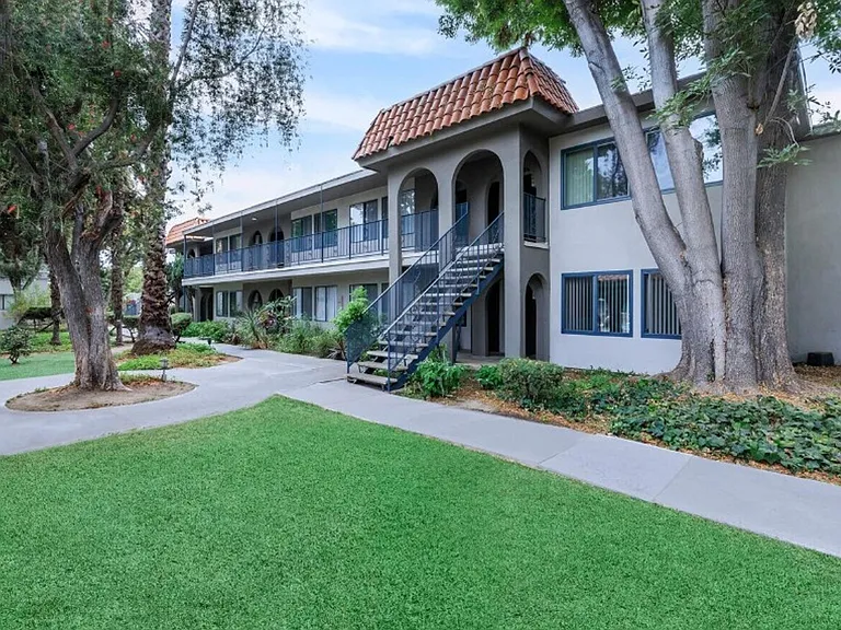 Vio Cerritos — Photo 9