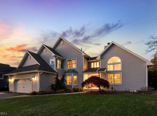 16 Lowell Dr, Wayne, NJ 07470