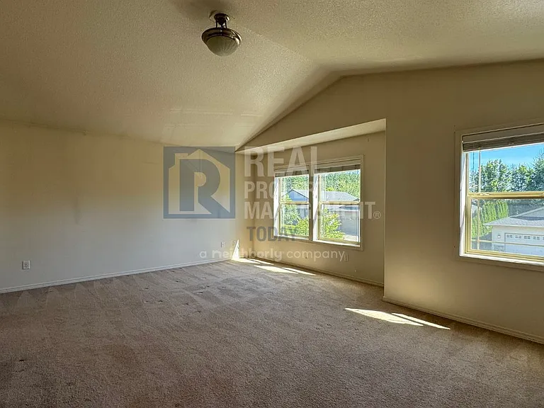 3611 Loren St NE — Photo 13