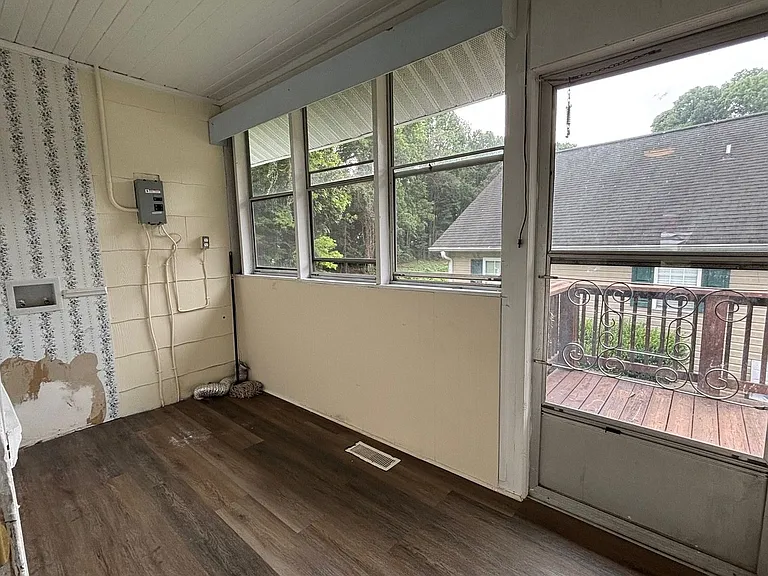 825 Dixon Ave — Photo 22