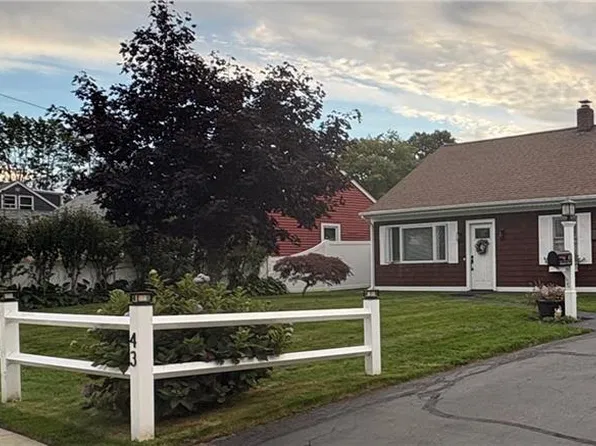 43 Greenway Dr, Bristol, RI 02809