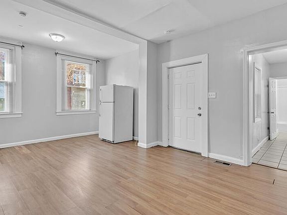 4th image of 226 W Monument St APT 1R