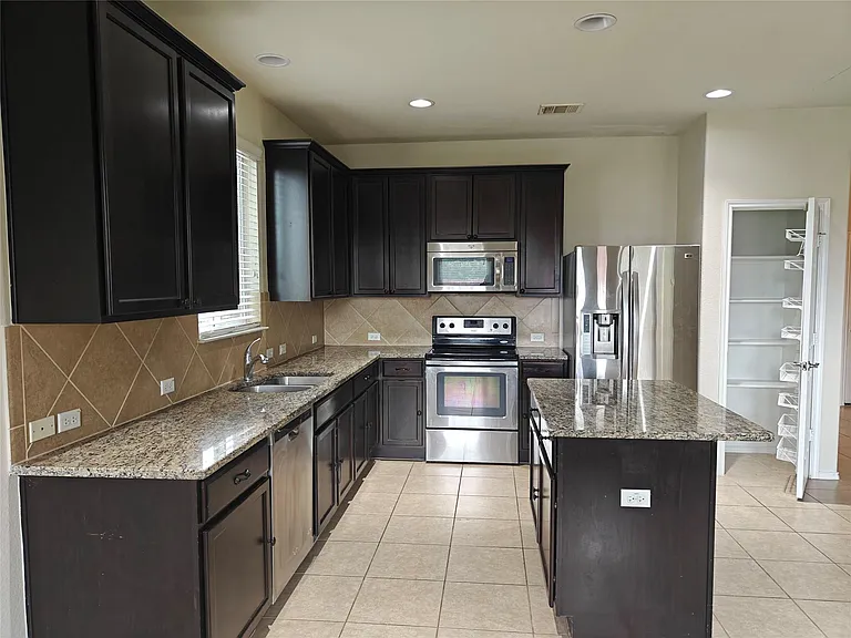 5610 Hopkins Dr — Photo 3