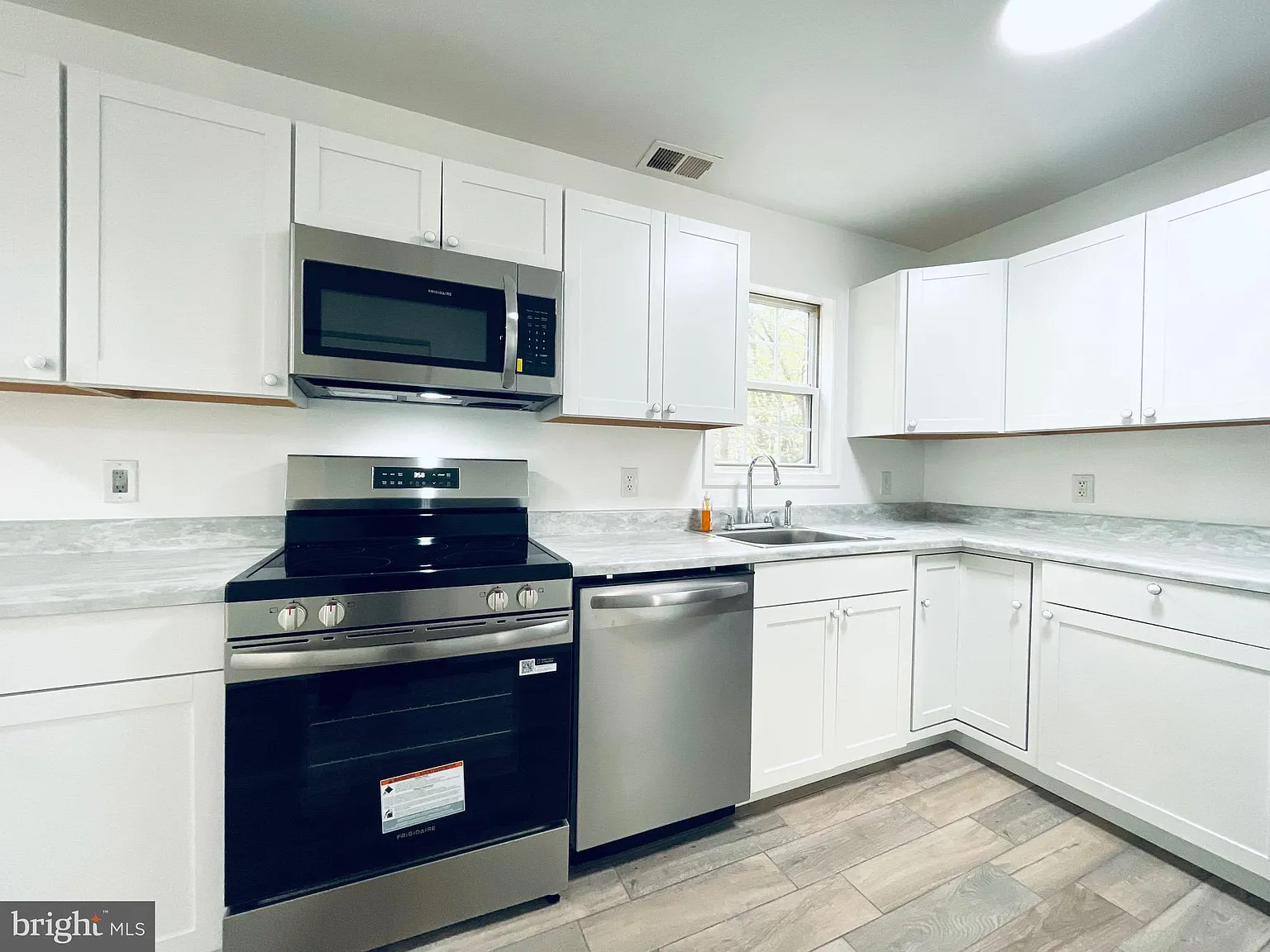 6 bed, 2.0 bath, 2328 sqft, $3,000 — Photo 3