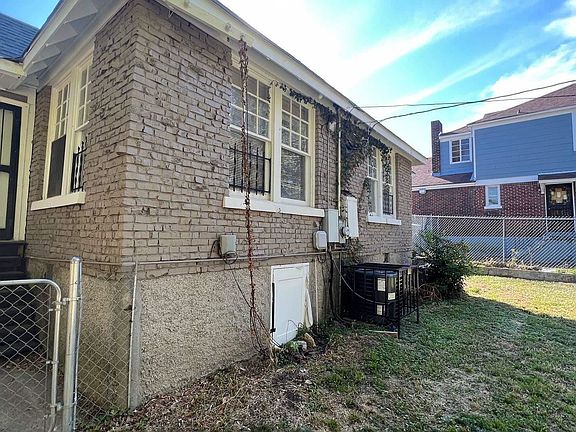 3rd image of 875 N Belvedere Blvd