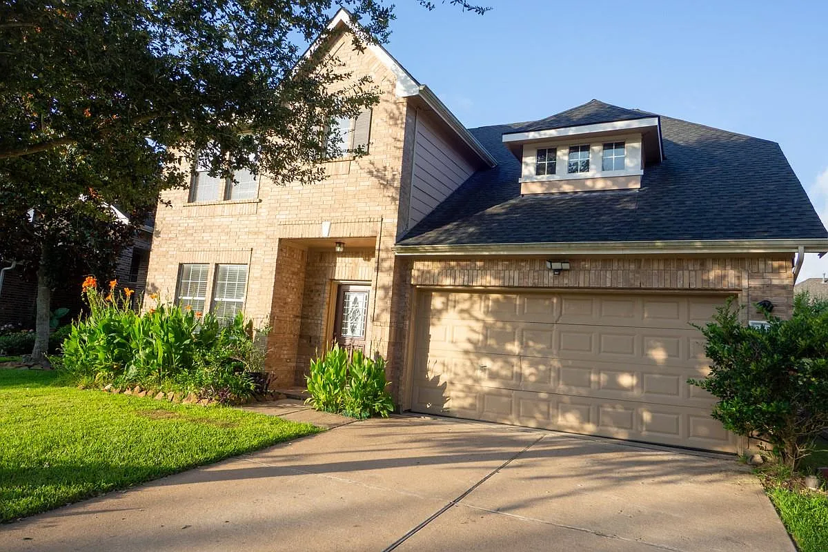 5 bed, 3.0 bath, 2377 sqft, $2,450 — Photo 2