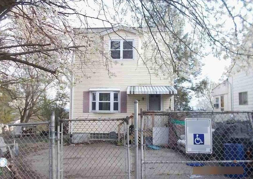 1st image of 1109 Flora St