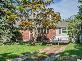 108 Matthews Rd, Oakdale, NY 11769