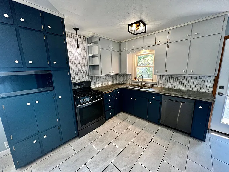 33 Susan Ln — Photo 1