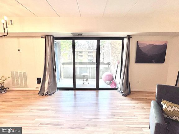 5th image of 2318 Freetown Ct APT 12C