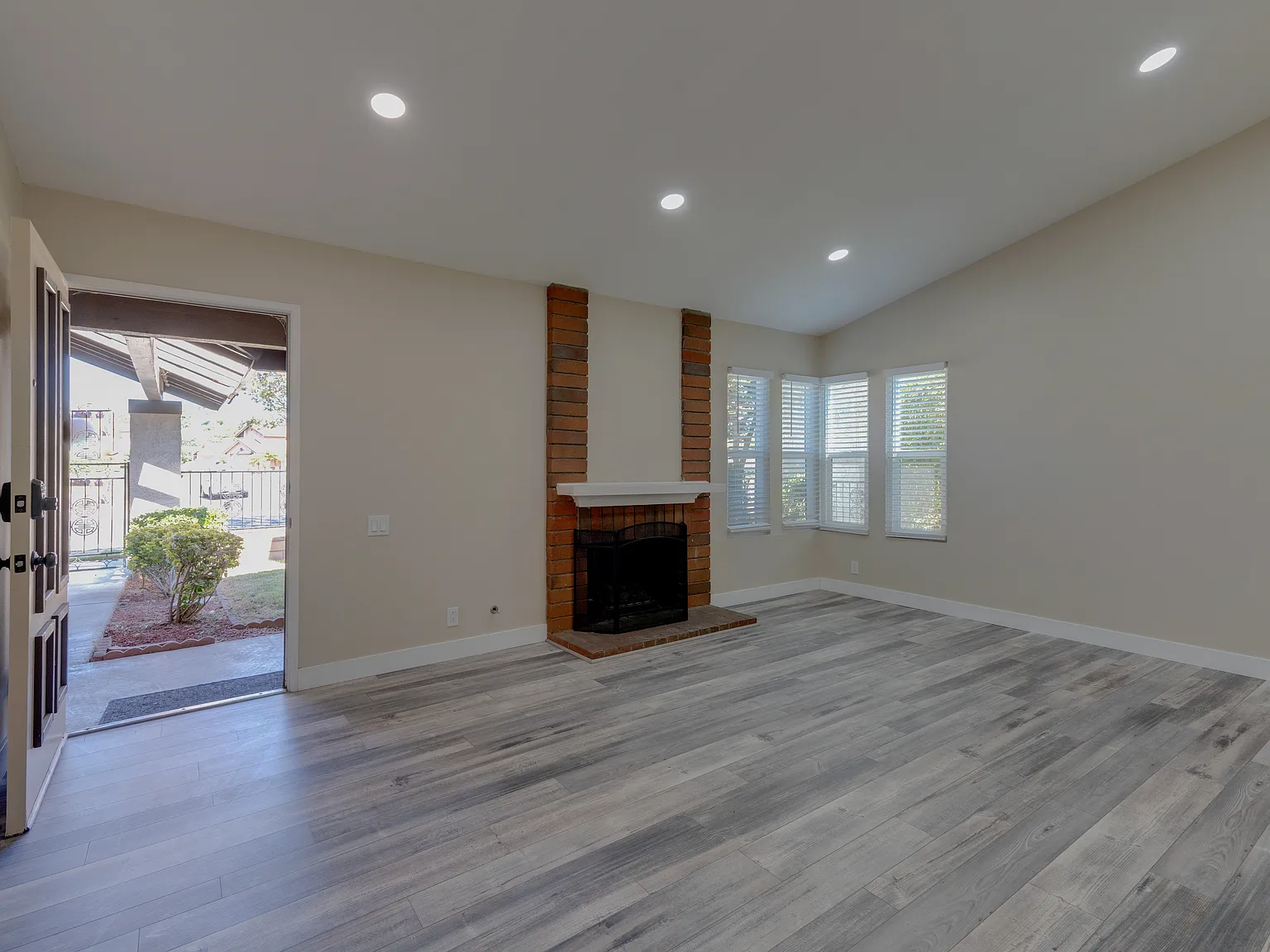 3 bed, 1232 sqft, $3,200 — Photo 3