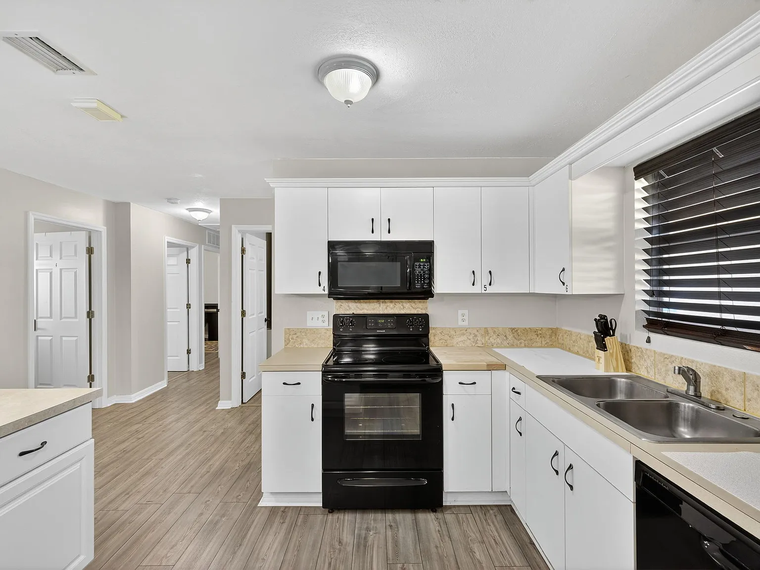 7 bed, 1389 sqft, $740 — Photo 3