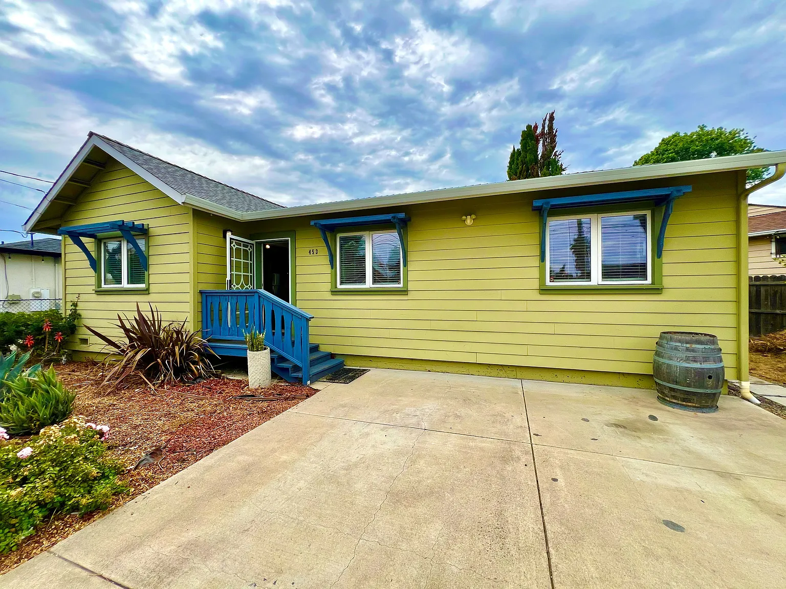 3 bed, 1100 sqft, $3,295 — Photo 2