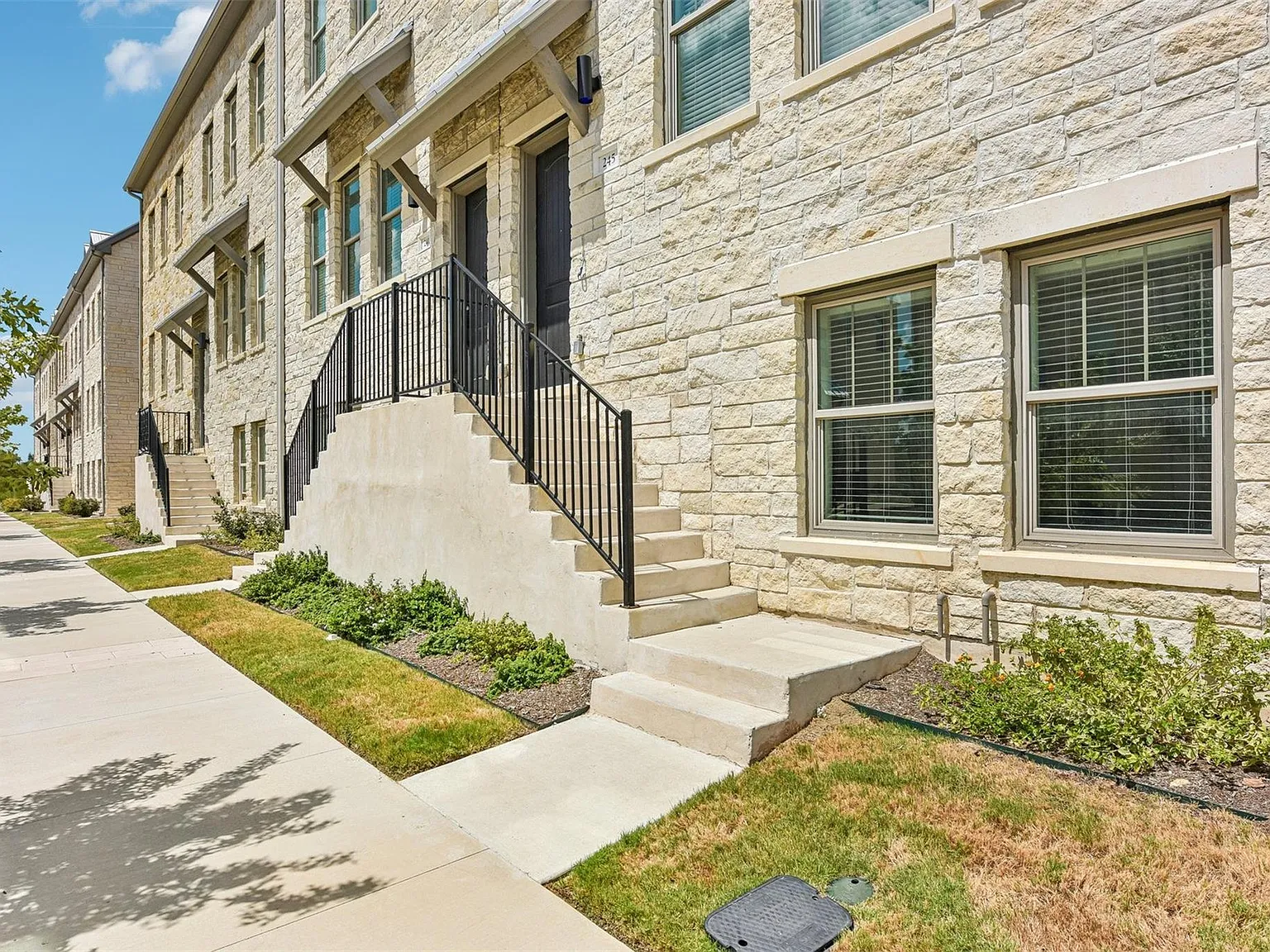 3 bed, 5.0 bath, 2987 sqft, $3,200 — Photo 2
