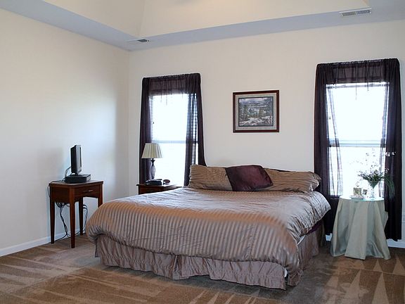 5th image of 212 Blossom Ct
