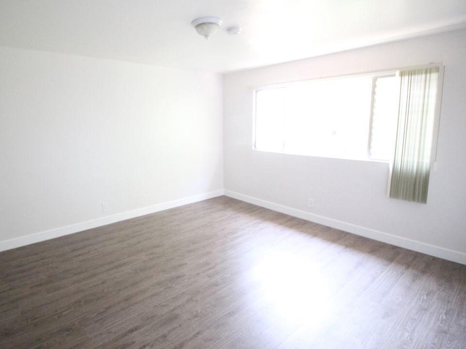 2nd image of 5430 Carlton Way APT 15