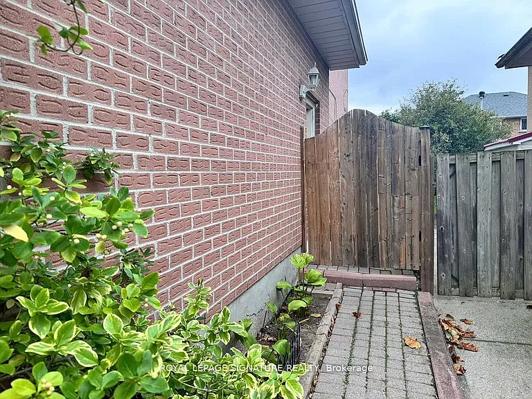 285 Mississaga St #BASEMENT — Photo 3