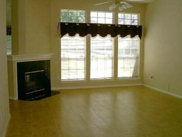 4 bed, 2.0 bath, 2095 sqft, $2,200 — Photo 3