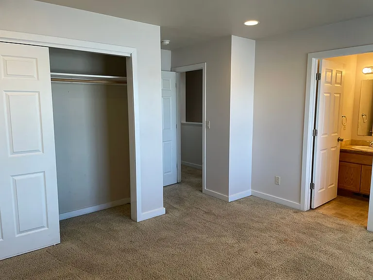 527 E St NE — Photo 16