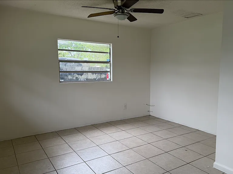 580 NE 34th St #4 — Photo 9