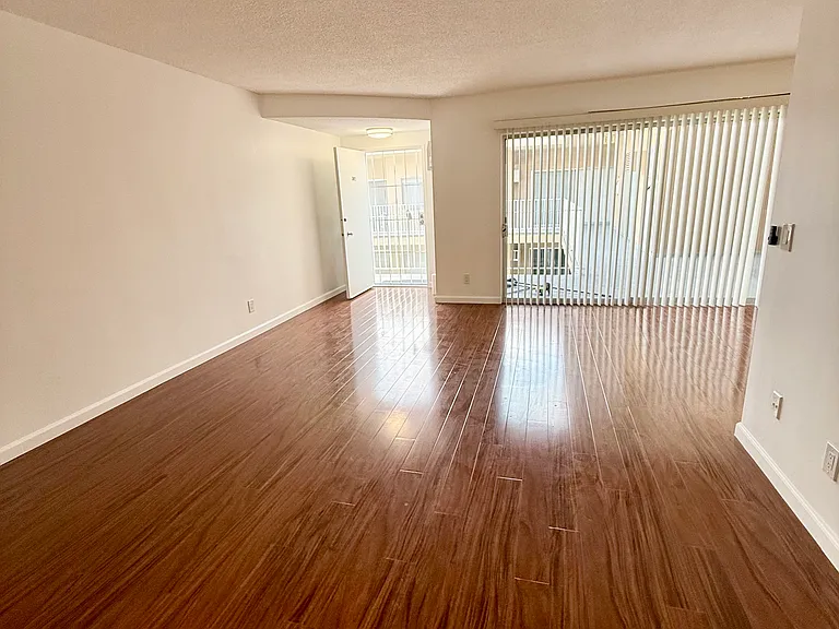 1138 Hacienda Place — Photo 3