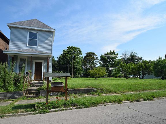 3rd image of 820 W 1st St