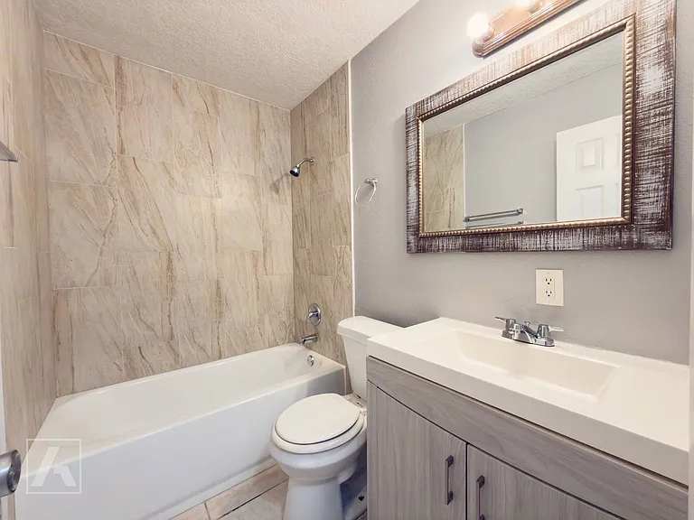 Carriage House Apts — Photo 87